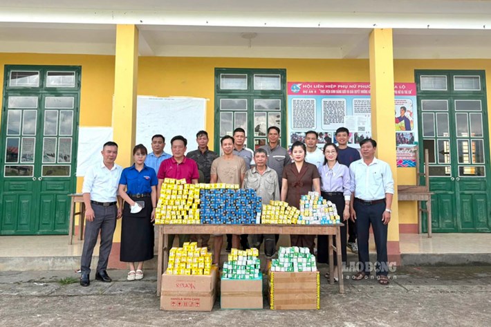 Nghia Lo Ward Trade Union connects philanthropists to donate 500 light bulbs to people. Photo: Vuong Anh