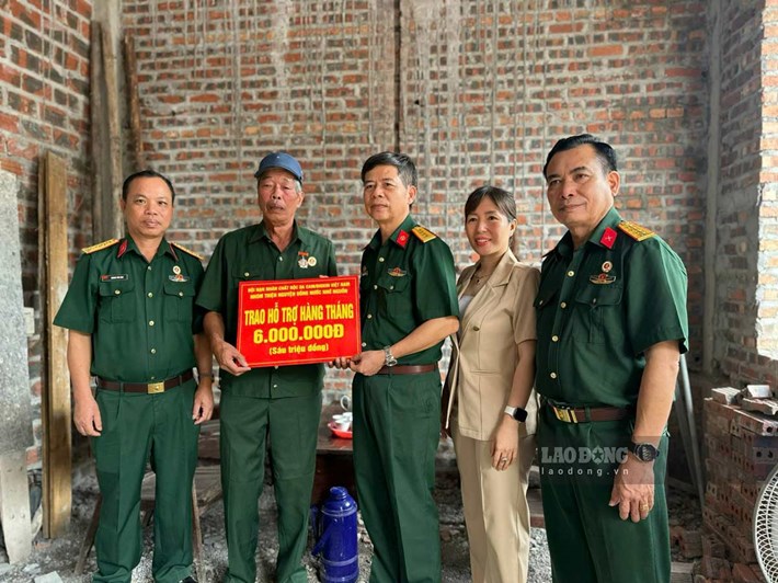 Hội nạn nhân chất độc da cam tỉnh Quảng Ninh trao tiền hỗ trợ cho nạn nhân chất độc da cam. Ảnh: Đoàn Hưng