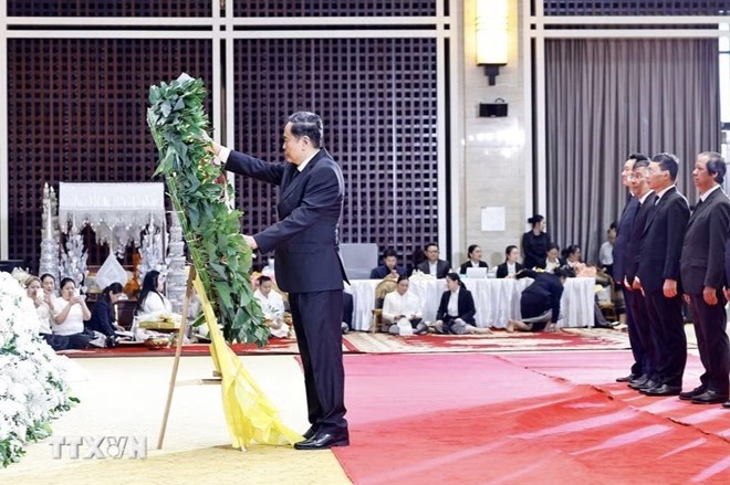 Ủy viên Bộ Chính trị, Chủ tịch Quốc hội Trần Thanh Mẫn dẫn đầu đoàn đại biểu cấp cao của Đảng, Nhà nước Việt Nam viếng Ủy viên Bộ Chính trị, Chủ tịch Quốc hội Lào Saysomphone Phomvihane. Ảnh: TTXVN
