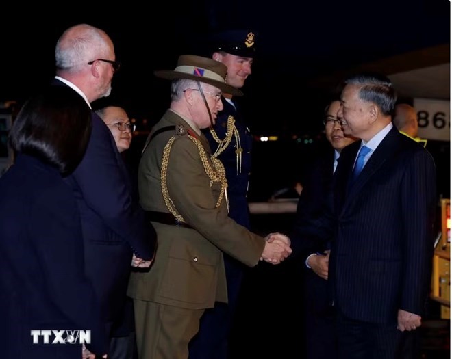 Quan chức Australia đón Tổng Bí thư, Chủ tịch nước Tô Lâm tại sân bay quốc tế Sydney Kingsford Smith. Ảnh: TTXVN