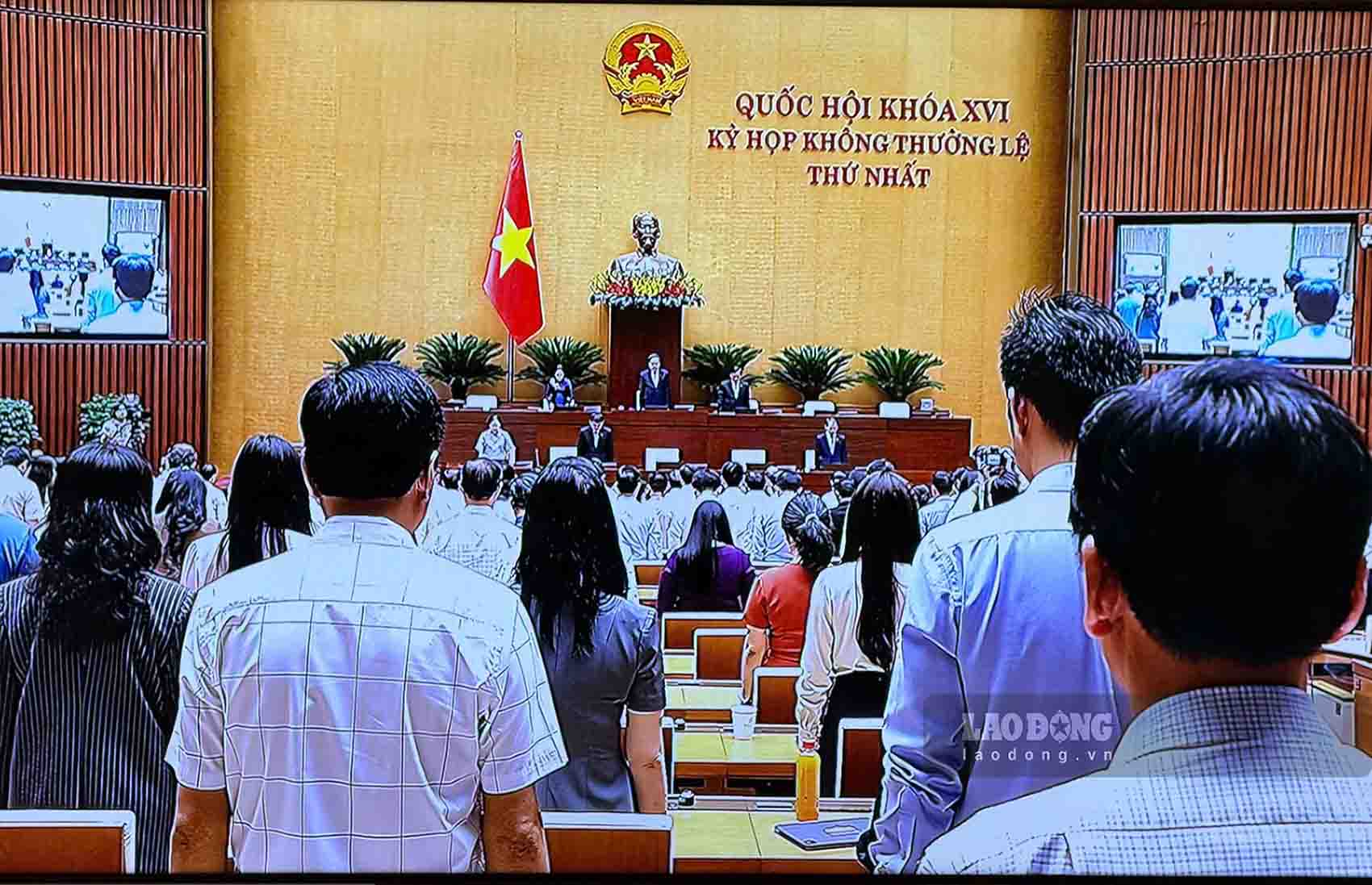 Trước khi tiến hành phiên họp, các đại biểu Quốc hội đã dành một phút mặc niệm tưởng nhớ Chủ tịch Quốc hội Lào Saysomphone Phomvihane. Ảnh: Anh Huy