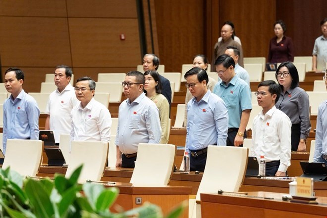 Quốc hội dành một phút mặc niệm Chủ tịch Quốc hội Lào Saysomphone Phomvihane. Ảnh: Quochoi.vn