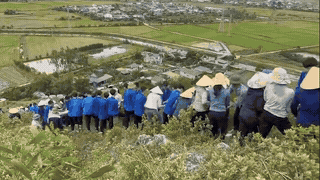 Hàng trăm người vận chuyển bê tông lên núi phục dựng dòng chữ Bác Hồ sống mãi