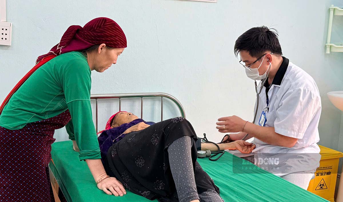 Bác sĩ tại Trạm Y tế xã Lũng Cú thăm khám, tư vấn sức khỏe cho người dân trên địa bàn. Ảnh: Việt Anh
