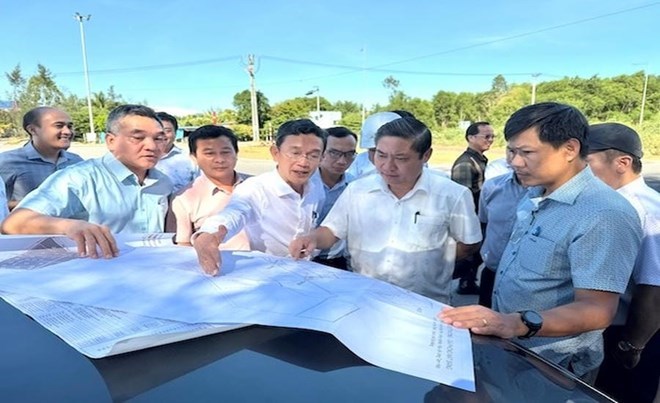 Lãnh đạo Đà Nẵng kiểm tra thực tế, gỡ nút thắt hạ tầng, khơi dòng vốn nghìn tỉ đồng vào các Khu công nghiệp. Ảnh: Cổng thông tin Đà Nẵng