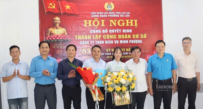 Lãnh đạo LĐLĐ tỉnh Lào Cai và Công đoàn phường Âu Lâu tặng hoa chúc mừng BCH CĐCS. Ảnh: Thu Hiền
