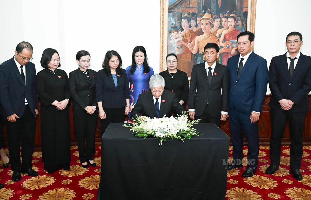 Ủy viên Bộ Chính trị, Phó Chủ tịch Thường trực Quốc hội Đỗ Văn Chiến ghi sổ tang tại lễ viếng Chủ tịch Quốc hội Lào Saysomphone Phomvihane. Ảnh: Hải Nguyễn