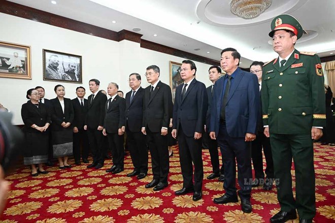 Đoàn đại biểu cấp cao Chính phủ Việt Nam do Ủy viên Bộ Chính trị, Thủ tướng Chính phủ Lê Minh Hưng dẫn đầu tới viếng Ủy viên Bộ Chính trị, Chủ tịch Quốc hội Lào Saysomphone Phomvihane. Ảnh: Hải Nguyễn