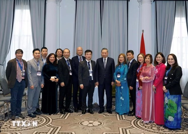 Tổng Bí thư, Chủ tịch nước Tô Lâm tiếp một số trí thức, nhà khoa học tiêu biểu thuộc Hội Trí thức, chuyên gia người Việt Nam tại Australia. Ảnh: TTXVN

