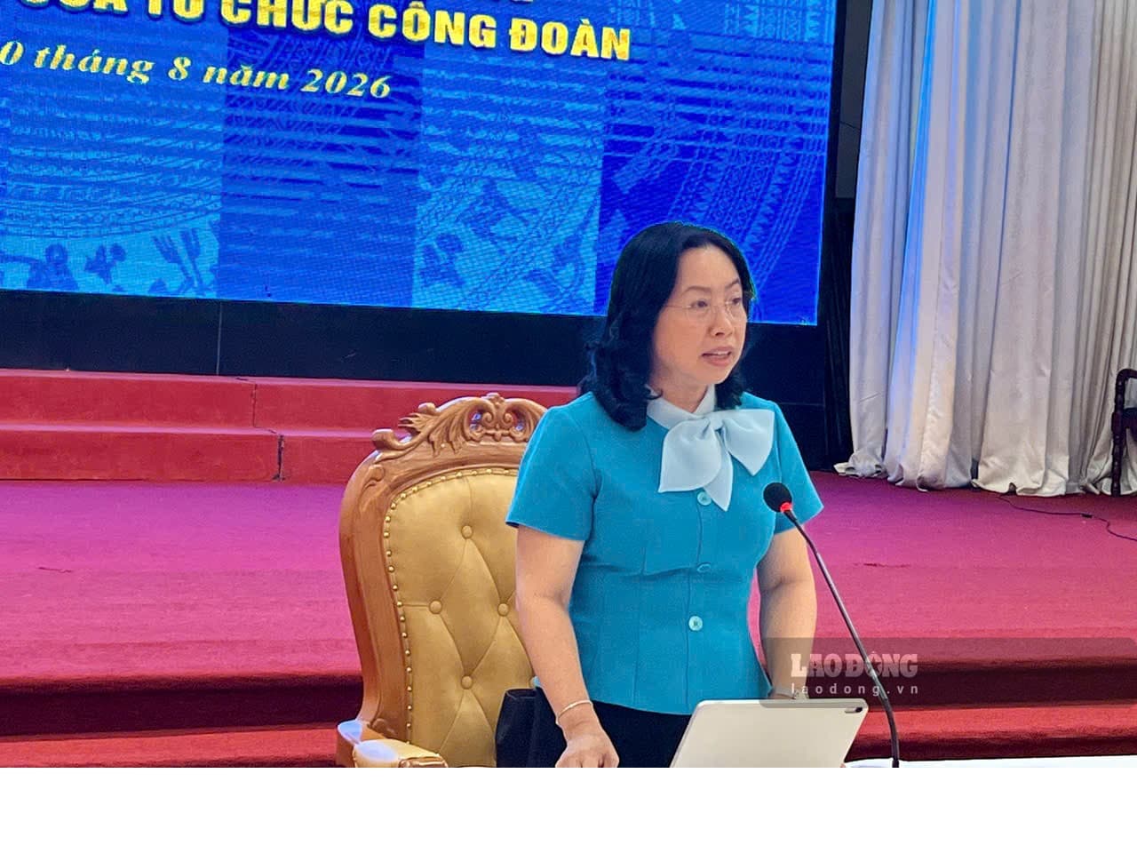 Bà Thái Thu Xương - Phó Chủ tịch Tổng Liên đoàn Lao động Việt Nam phát biểu tại hội thảo. Ảnh: Minh Phương