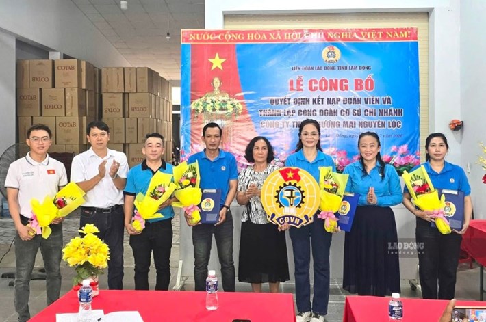 Thành lập Công đoàn cơ sở Chi nhánh Công ty TNHH thương mại Nguyên Lộc thuộc Công đoàn phường Bình Thuận quản lý. Ảnh: Duy Tuấn
