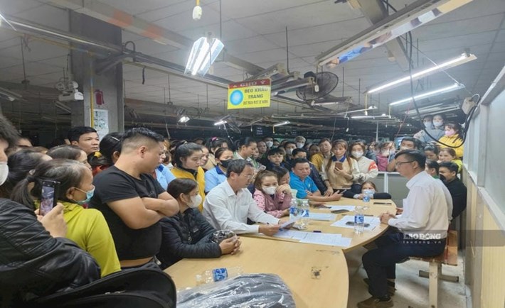Cơ quan chức năng Đà Nẵng đối thoại, lắng nghe tâm tư NLĐ ở Công ty TNHH May Minh Hoàng 2. Ảnh: Nguyễn Hoàng
