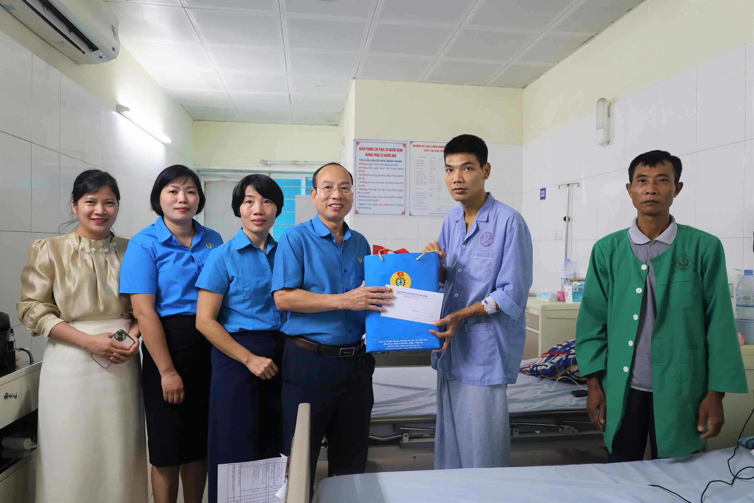 Liên đoàn Lao động tỉnh Bắc Ninh thăm hỏi, hỗ trợ đoàn viên bị tai nạn