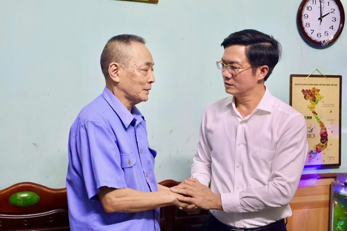 Chủ tịch Ủy ban MTTQ Việt Nam thành phố thăm hỏi gia đình ông Nguyễn Văn Vừng tại phường Thành Đông. Ảnh: Cổng TTĐT Hải Phòng