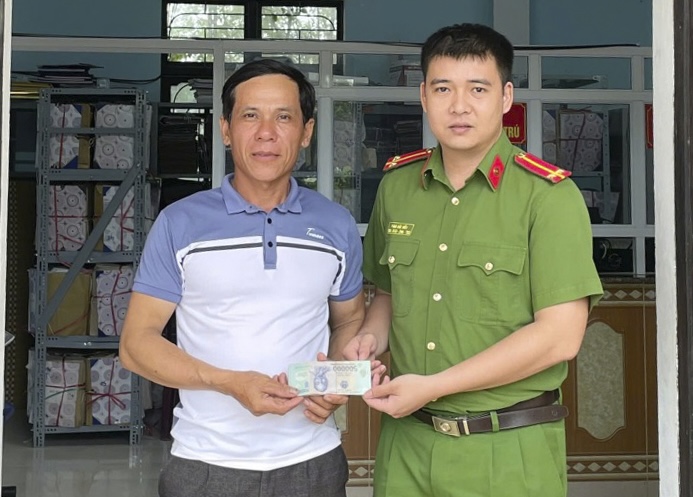 Nhặt được 14 triệu đồng trên đường đến chợ, người phụ nữ tìm người trả lại