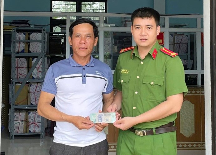 Số tiền 14 triệu đồng nhặt được đã được Công an xã Trường Phú trao trả cho người đánh mất. Ảnh: Công an xã Trường Phú