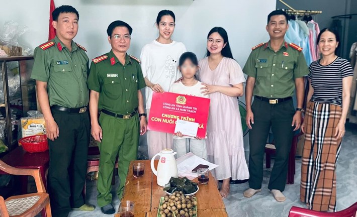 Công an xã Nam Trạch nhận đỡ đầu trẻ có hoàn cảnh khó khăn. Ảnh: Công an xã Nam Trạch
