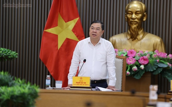 Ủy viên Bộ Chính trị, Phó Thủ tướng Thường trực Chính phủ Phạm Gia Túc chủ trì cuộc làm việc với Bộ Công an và một số bộ, ngành liên quan về Đề án "Sản xuất, lắp ráp và thí điểm đăng ký lưu hành, sử dụng xe ba bánh chạy điện". Ảnh: VGP