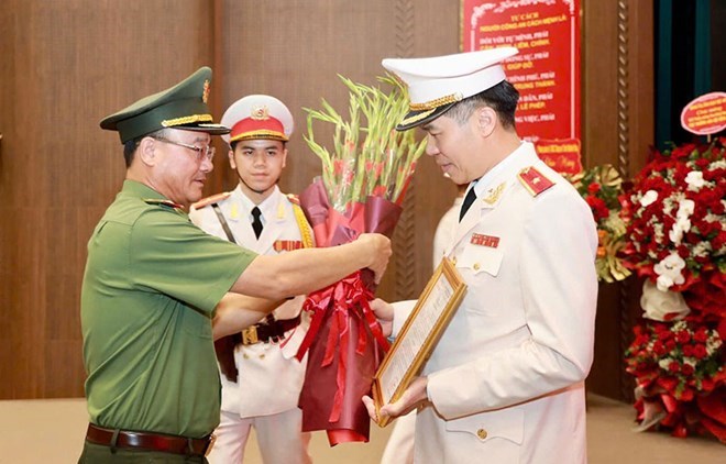 Thứ trưởng Bộ Công an Phạm Thế Tùng trao quyết định điều động với Thiếu tướng Cao Minh Huyền. Ảnh: Cục Quản lý xuất nhập cảnh