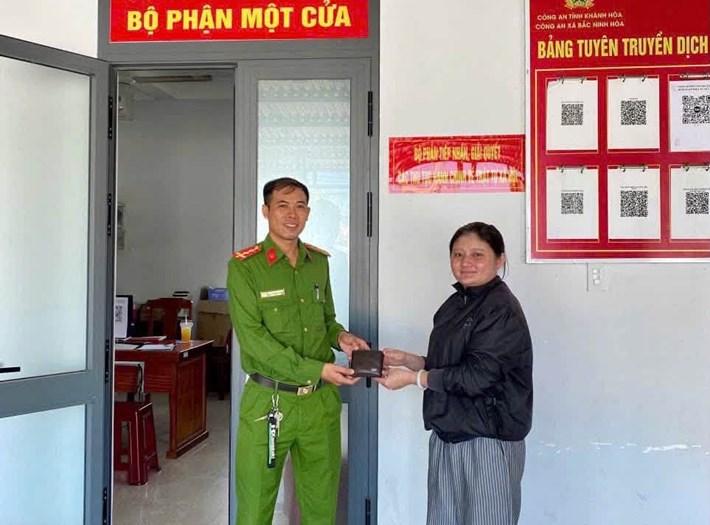 Công an xã trao trả tài sản cho người dân. Ảnh: Công an Bắc Ninh Hòa