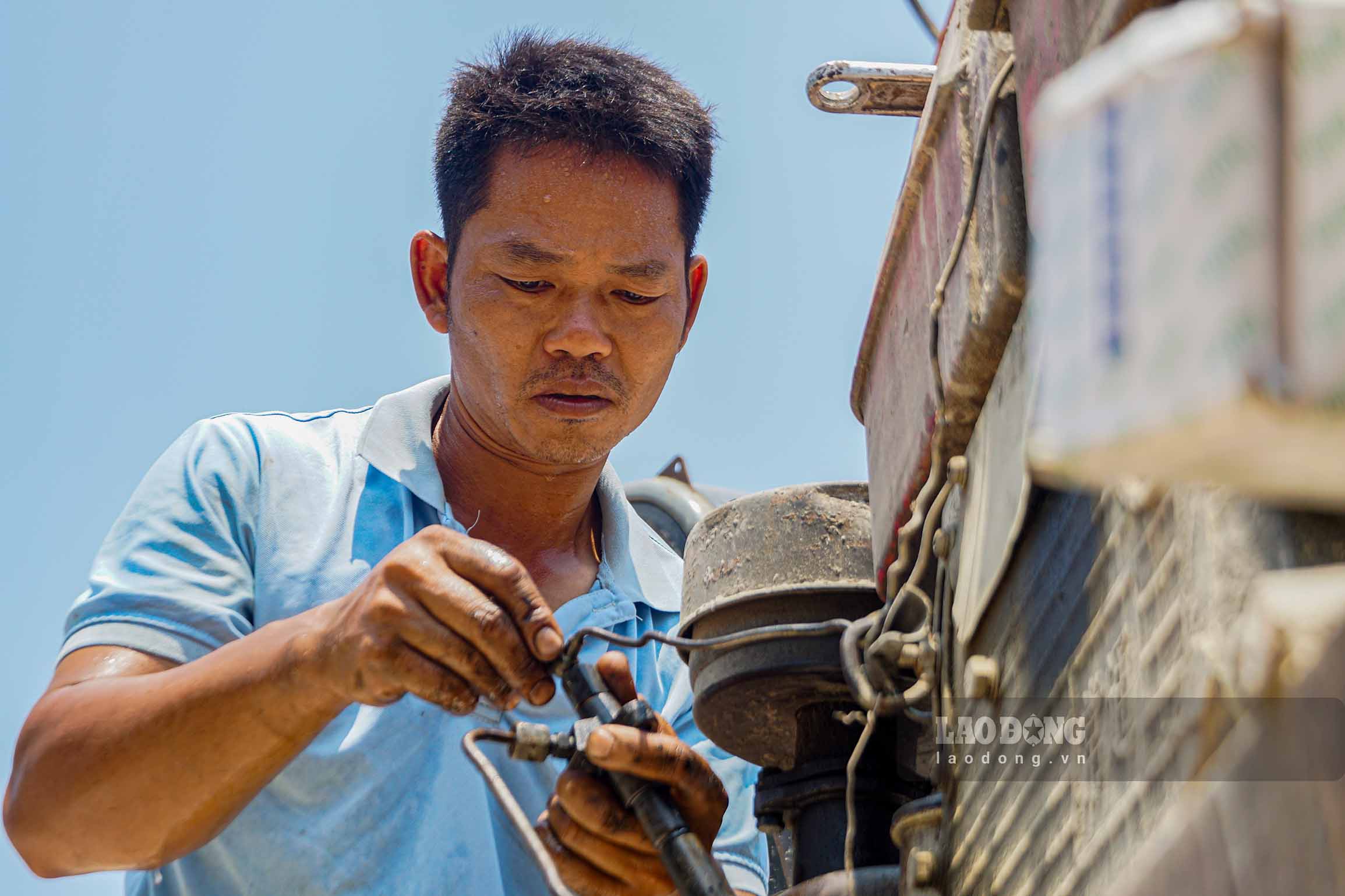 Công nhân bám công trường Vành đai 1 giữa nắng nóng khắc nghiệt ở Hà Nội
