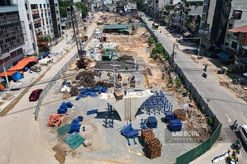 Tại công trường dự án đường Vành đai 1 đoạn Hoàng Cầu - Voi Phục, những ngày này, hàng chục máy móc cùng nhiều công nhân vẫn tất bật thi công trong điều kiện thời tiết nắng nóng gay gắt.