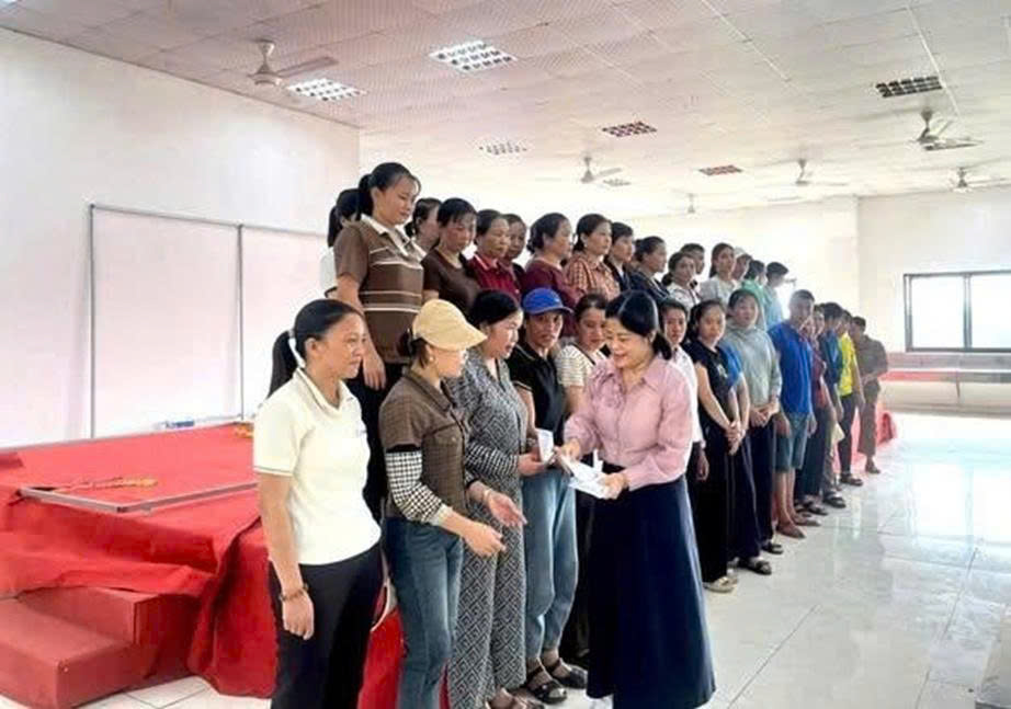 Trao 78 triệu đồng hỗ trợ đoàn viên, người lao động tại Công ty Giầy Kim Việt