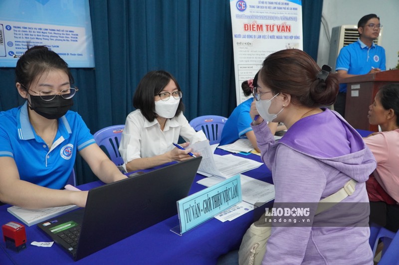 Nhiều người lao động tìm kiếm các cơ hội làm việc mới tại Ngày hộiẢnh: Ngọc Ánh