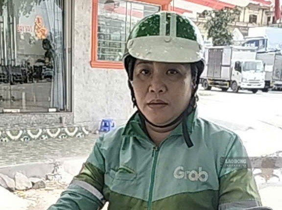Tài xế Lê Thanh Nhã Trúc - đoàn viên Nghiệp đoàn Xe ôm Công nghệ Bình Tân mong muốn được tham gia BHXH. Ảnh: Đức Long