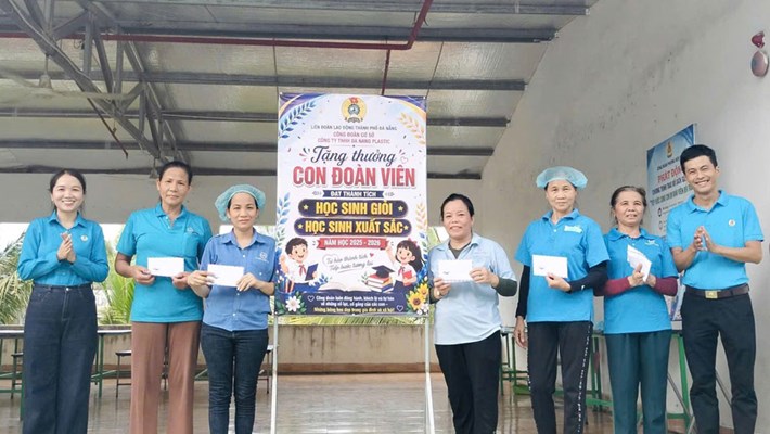Công đoàn cơ sở ở Đà Nẵng khen thưởng con đoàn viên đạt thành tích học tập xuất sắc. Ảnh: Công đoàn Điện Bàn
