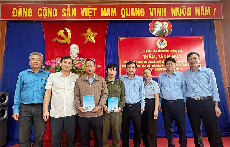 Trao quà cho đoàn viên công đoàn có hoàn cảnh khó khăn ở Quảng Ngãi