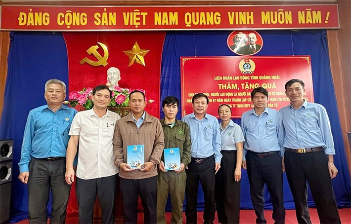 Ông Đinh Quốc Tuấn - Chủ tịch Liên đoàn Lao động tỉnh Quảng Ngãi (thứ 2 từ trái sang) tặng quà cho đoàn viên Công đoàn cơ sở Công ty TNHH MTV Đăk Tô. Ảnh: Liên đoàn Lao động tỉnh Quảng Ngãi