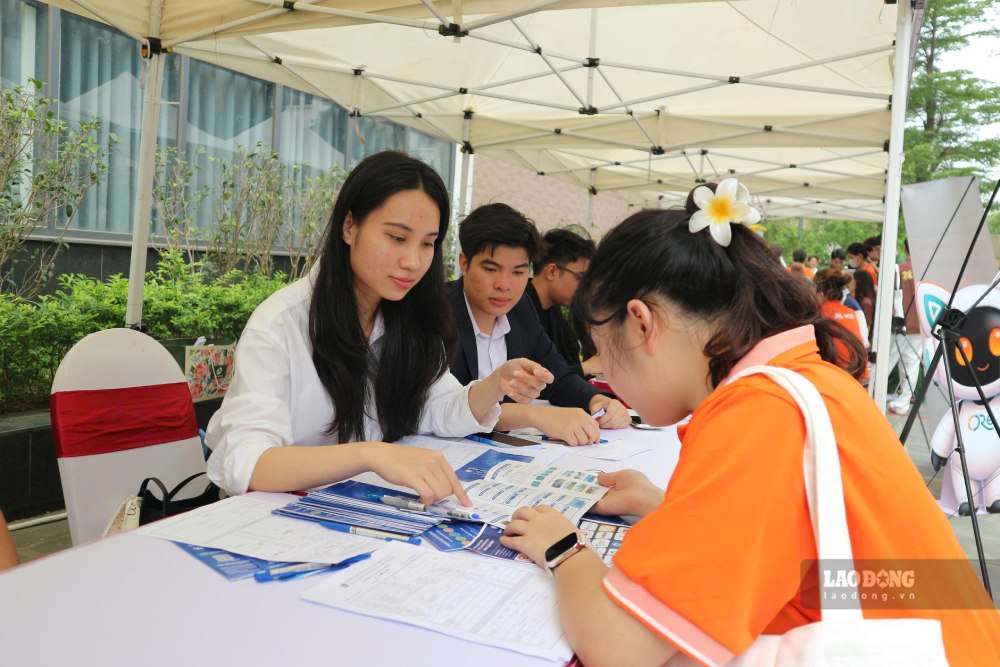 Lao động tham gia phiên giao dịch việc làm do Trung tâm Dịch vụ việc làm Hà Nội tổ chức. Ảnh: Quỳnh Chi