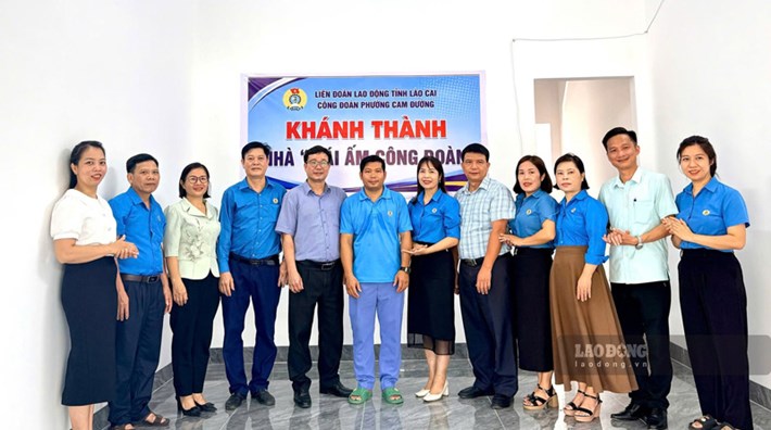 Công đoàn phường Cam Đường cùng các đại biểu trao hỗ trợ, bàn giao nhà “Mái ấm Công đoàn” cho đoàn viên Phạm Trung Kiên. Ảnh: Nguyễn Huệ