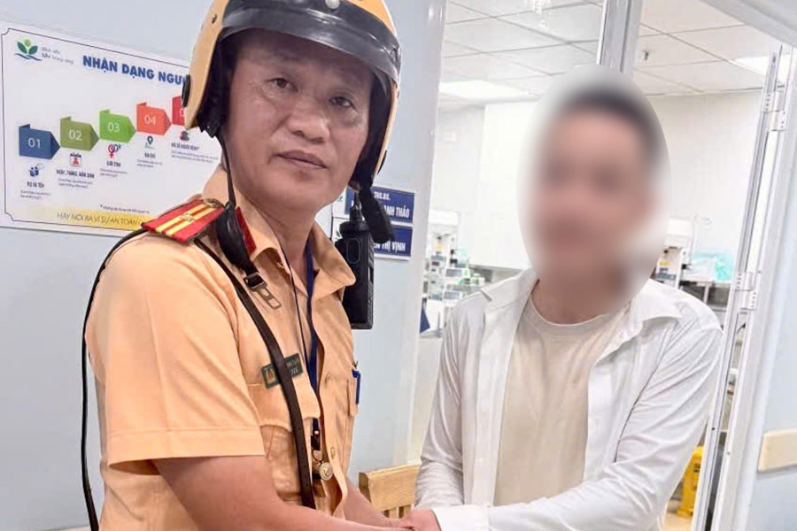 Thiếu tá CSGT dùng xe công vụ mở đường đưa bé 3 ngày tuổi đi cấp cứu