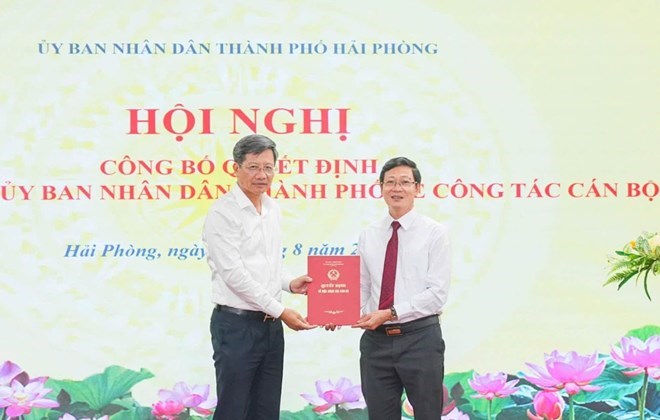 Phó Chủ tịch Thường trực UBND thành phố Lê Anh Quân trao quyết định bổ nhiệm Phó Giám đốc Sở Nông nghiệp và Môi trường. Ảnh: Cổng TTĐT Hải Phòng