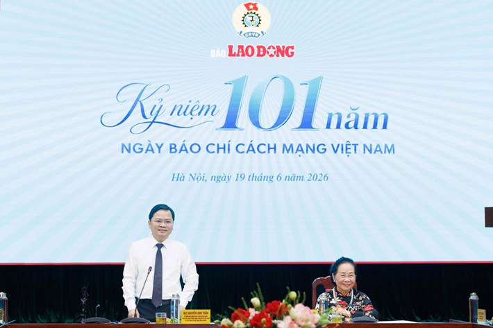 Nguyên Phó Chủ tịch nước, Chủ tịch Hội Khuyến học Việt Nam Nguyễn Thị Doan và Ủy viên Trung ương Đảng, Chủ tịch Tổng Liên đoàn Lao động Việt Nam Nguyễn Anh Tuấn làm việc tại Báo Lao Động dịp kỉ niệm 101 năm Ngày Báo chí Cách mạng Việt Nam. Ảnh: Hải Nguyễn
