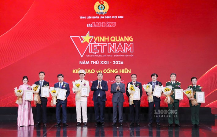 Ủy viên Bộ Chính trị, Phó Thủ tướng Thường trực Chính phủ Phạm Gia Túc và Ủy viên Ban Chấp hành Trung ương Đảng, Chủ tịch Tổng Liên đoàn Lao động Việt Nam Nguyễn Anh Tuấn trao Chứng nhận cho 8 tập thể được vinh danh tại Chương trình Vinh quang Việt Nam 2026. Ảnh: Hải Nguyễn
