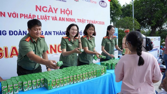 Tặng quà công nhân, lao động tại “Ngày hội Công nhân với pháp luật và an ninh, trật tự năm 2026” nhằm tuyên truyền, phổ biến, giáo dục pháp luật cho công nhân. Ảnh: Nguyễn Hữu Toàn/Ban Công đoàn Công an TP Hồ Chí Minh
