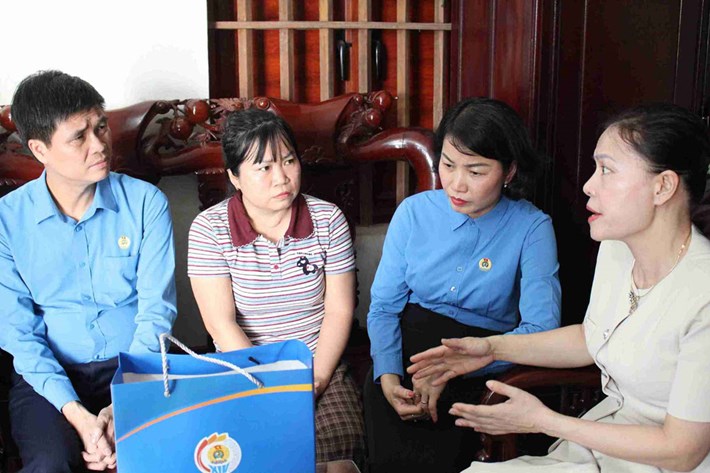Phó Chủ tịch Thường trực Tổng LĐLĐVN Ngọ Duy Hiểu thăm hỏi sức khỏe chị Hoàng Thị Hương. Ảnh: Mai Hương