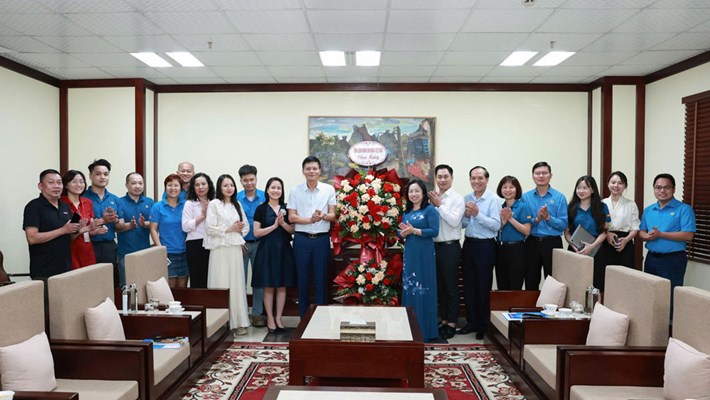 Phó Chủ tịch Tổng LĐLĐVN Thái Thu Xương (thứ 8 từ phải sang) chúc mừng Báo Lao Động nhân Ngày báo chí Cách mạng Việt Nam 21.6. Ảnh: Hải Nguyễn
