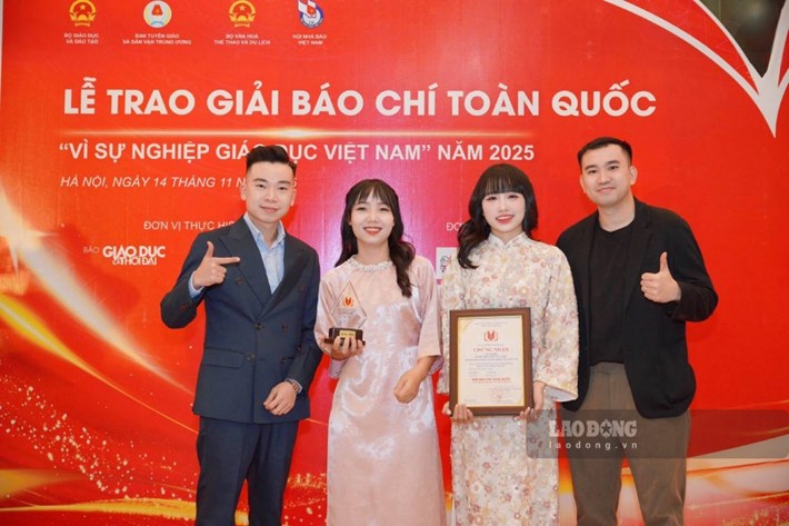 Phóng viên Thiều Trang và đồng nghiệp nhận Giải báo chí Toàn quốc “Vì sự nghiệp giáo dục Việt Nam năm 2025”. Ảnh: TUẤN ANH
