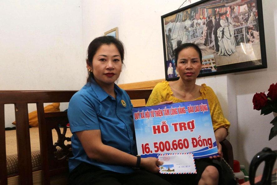 Trao 16,5 triệu đồng do bạn đọc ủng hộ thông qua Quỹ Xã hội từ thiện Tấm lòng Vàng - Báo Lao Động đến chị Lường Thị Tỉnh. Ảnh: BẢO NGUYÊN