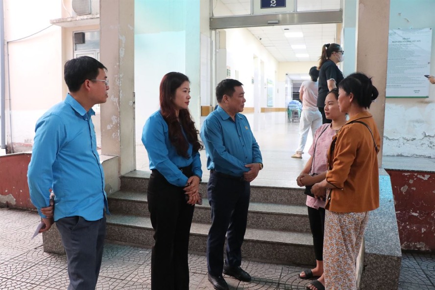Lãnh đạo Liên đoàn Lao động tỉnh Lào Cai trao đổi với bác sĩ Bệnh viện Hữu nghị Việt Đức về tình hình bệnh của chị Lường Thị Tỉnh. Ảnh: BẢO NGUYÊN