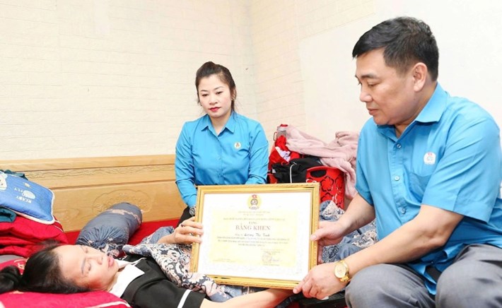 Liên đoàn Lao động tỉnh Lào Cai thăm hỏi, động viên, trao Bằng khen cho chị Lường Thị Tỉnh. Ảnh: BẢO NGUYÊN
