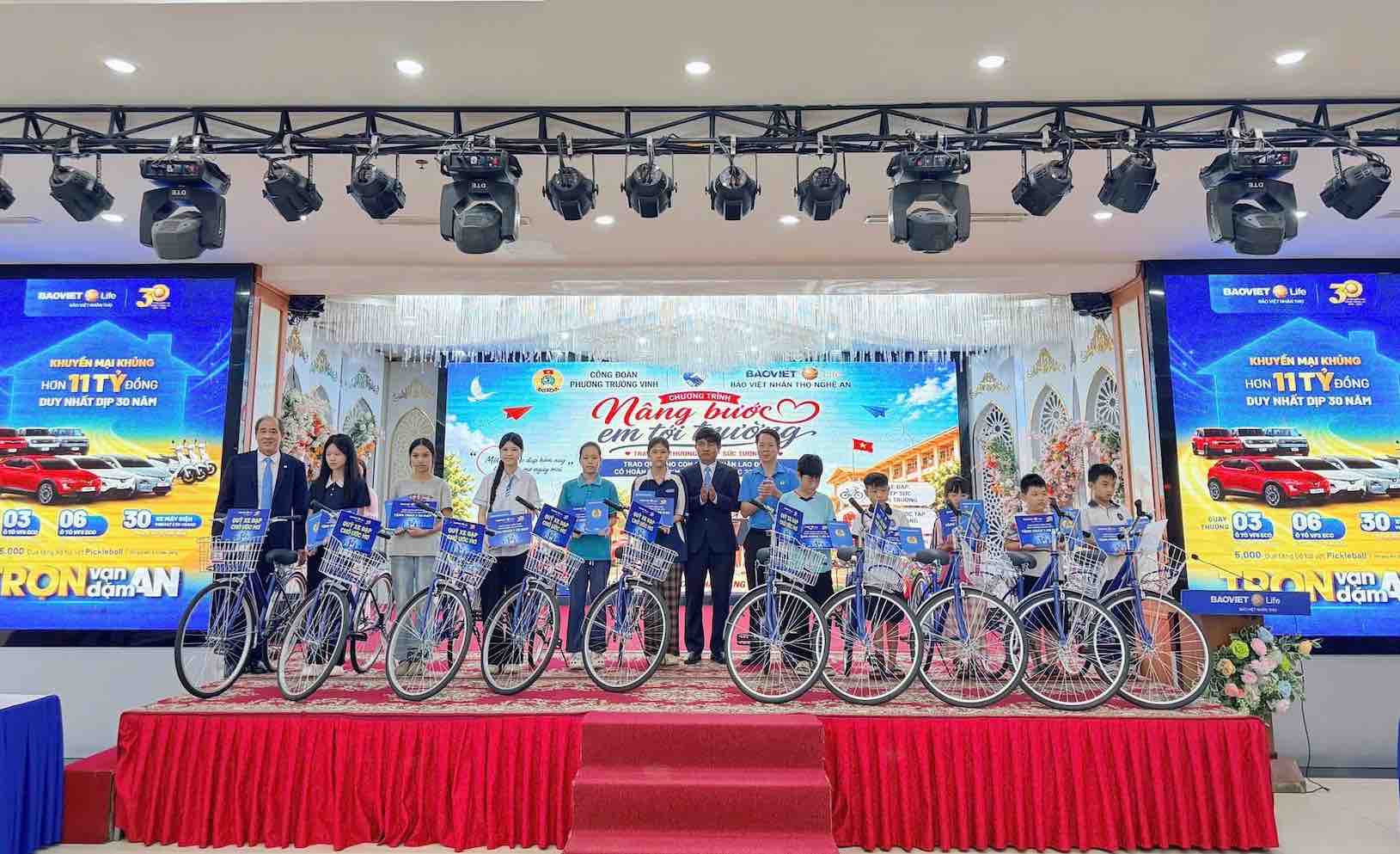 Hỗ trợ con công nhân khó khăn trước năm học mới