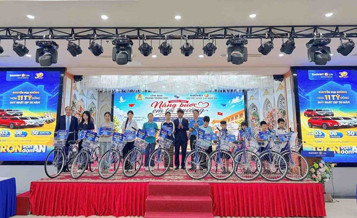 Trao xe đạp, quà hỗ trợ cho con công nhân khó khăn ở phường Trường Vinh. Ảnh: Công đoàn Nghệ An