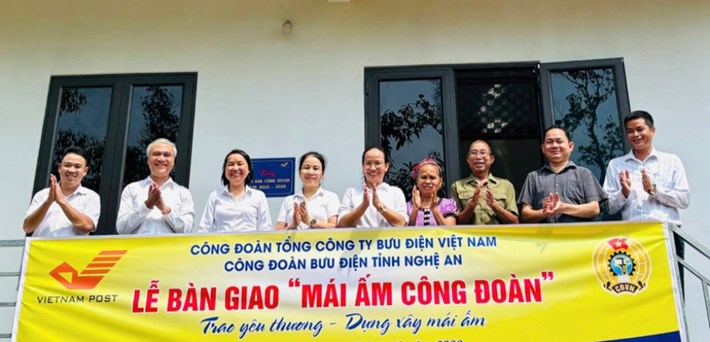 Công đoàn Tổng công ty Bưu điện Việt Nam phối hợp với Công đoàn Bưu điện tỉnh Nghệ An vừa tổ chức bàn giao Mái ấm Công đoàn cho đoàn viên có hoàn cảnh khó khăn. Ảnh: Công đoàn VNPost