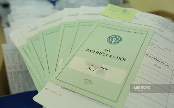 Người lao động chuẩn bị nghỉ hưu cần kiểm tra sổ BHXH và toàn bộ quá trình đóng BHXH để tránh sai sót. Ảnh: Hải Nguyễn