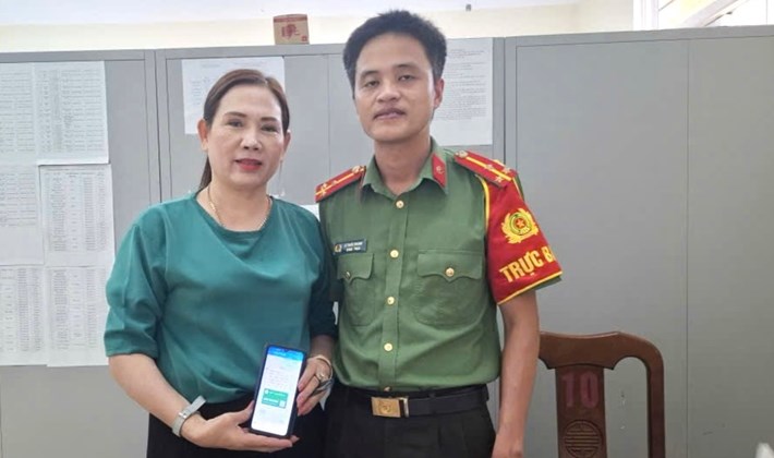 Chị Oanh phối hợp với Công an xã Gio Linh hoàn trả lại 400 triệu đồng do người khác chuyển nhầm. Ảnh: Công an xã Gio Linh